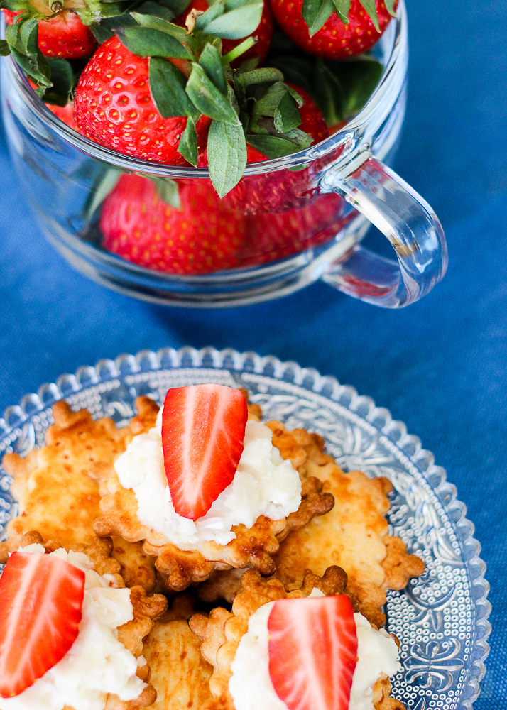 Canapés de queso de cabra y fresas