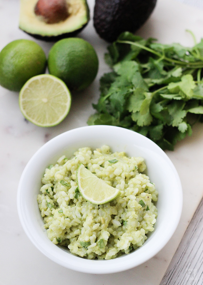 Arroz con aguacate, lima y cilantro.