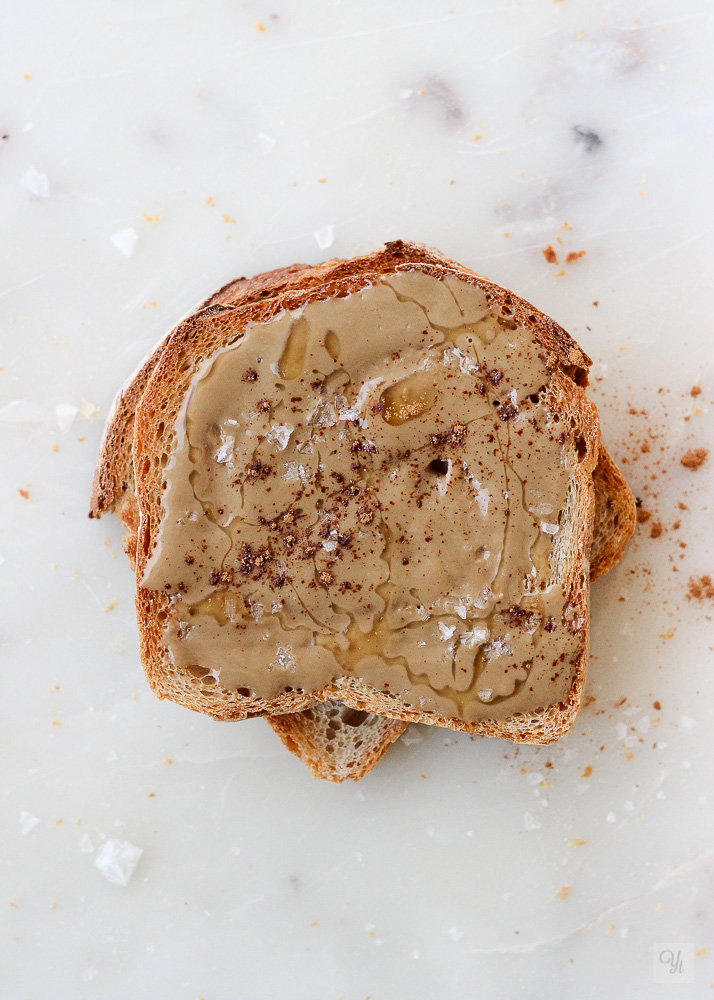 Tosta de pan y tahini