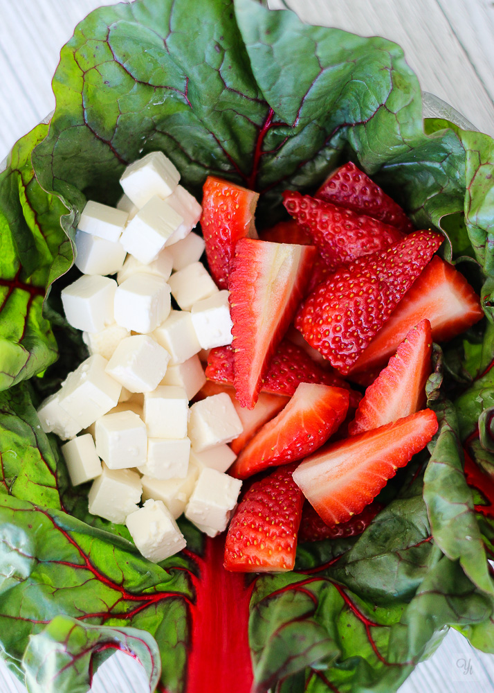 Ensalada de acelga roja, fresas y queso feta.