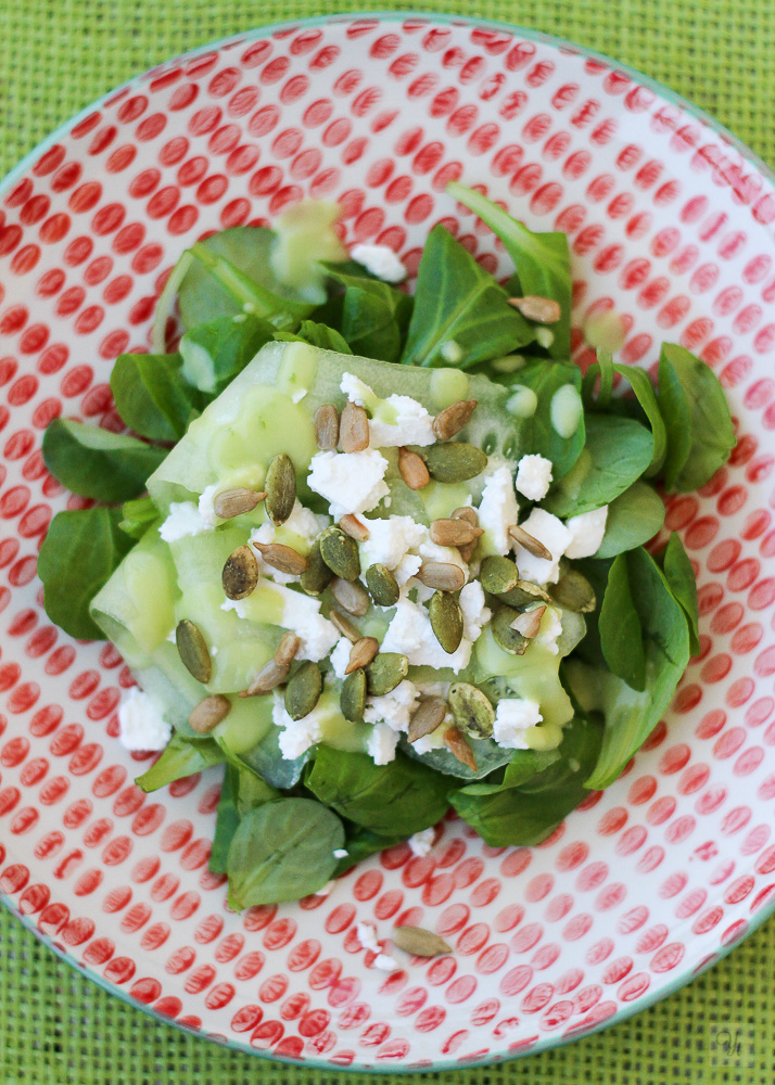 Ensalada de pepino con salsa de aguacate.