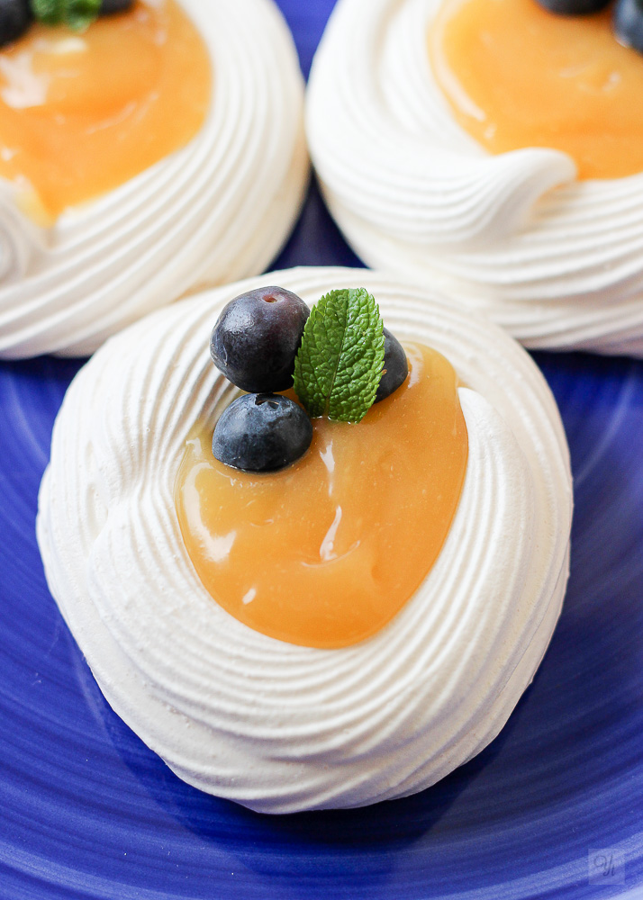 Pavlova lemon curd