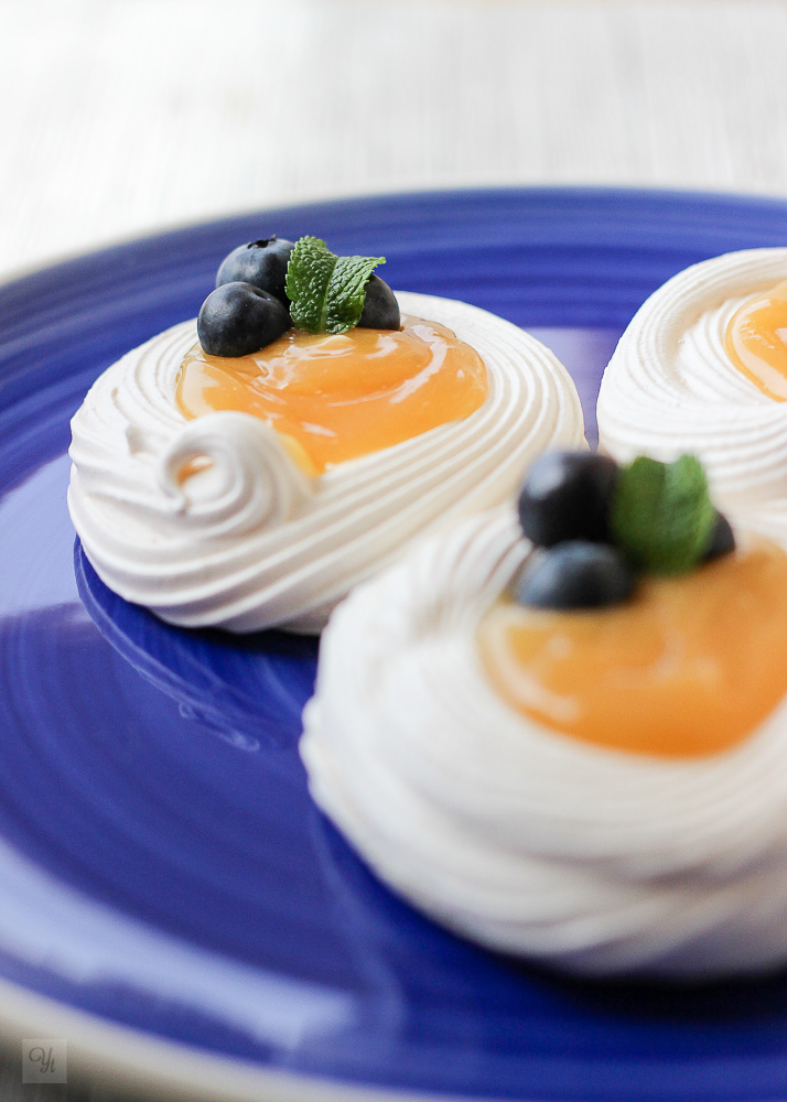 Pavlova lemon curd