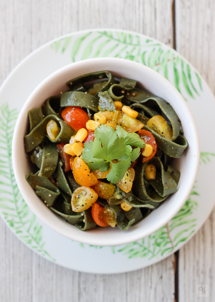 Pasta de spirulina con tomates macerados