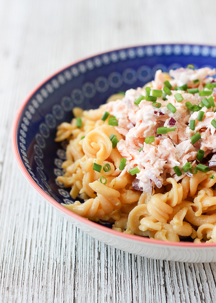 Ensalada de pasta de lenteja roja y salmón