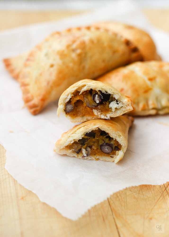 Empanadillas de calabaza asada y judías negras