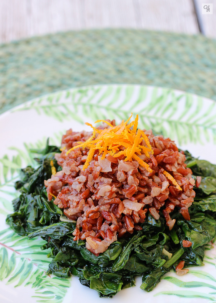 Arroz rojo con naranja y espinacas