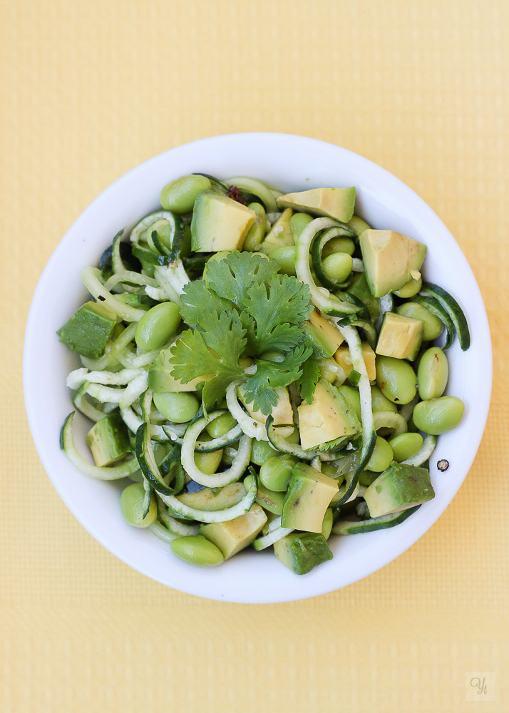 Ensalada de edamame, pepino y aguacate