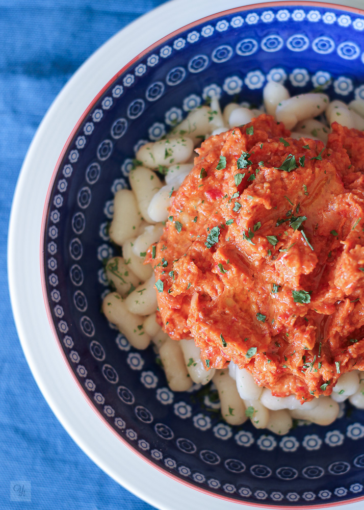 Judias blancas con humus de pimiento