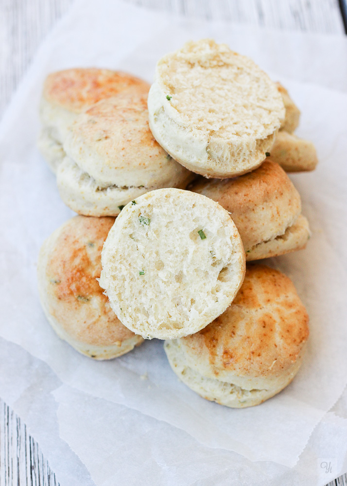 Scones crema agria y cebollino