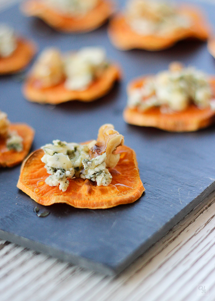 Chips de batata con queso azul y nueces