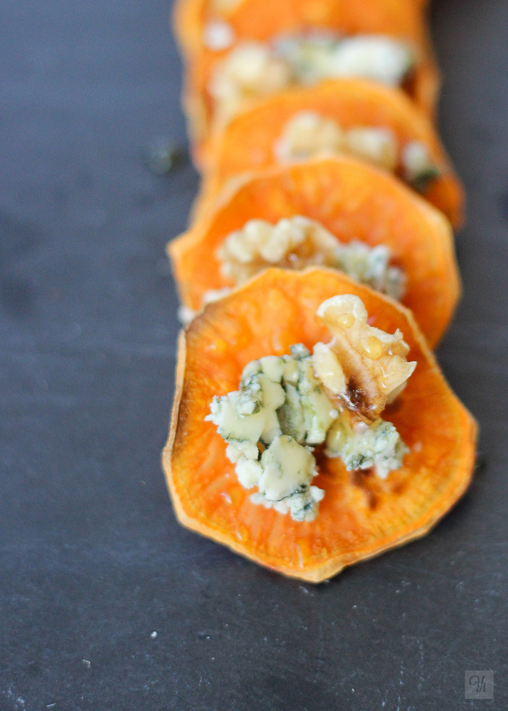 Chips de batata con queso azul y nueces