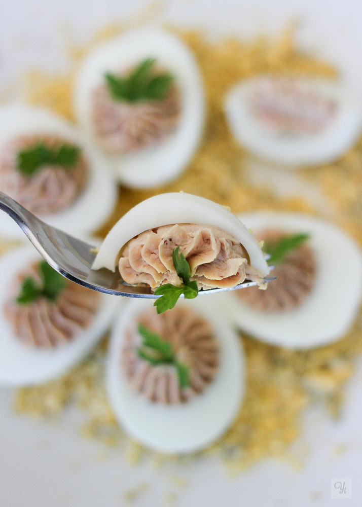 Huevos rellenos de jamón cocido