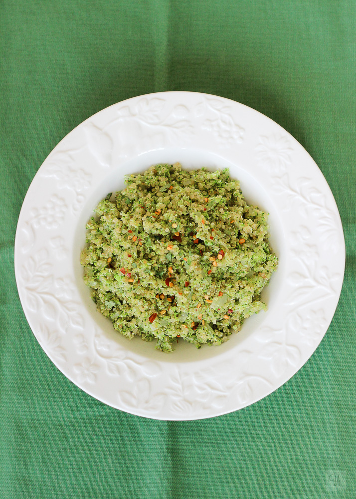 Brócoli con quinoa y cebolla