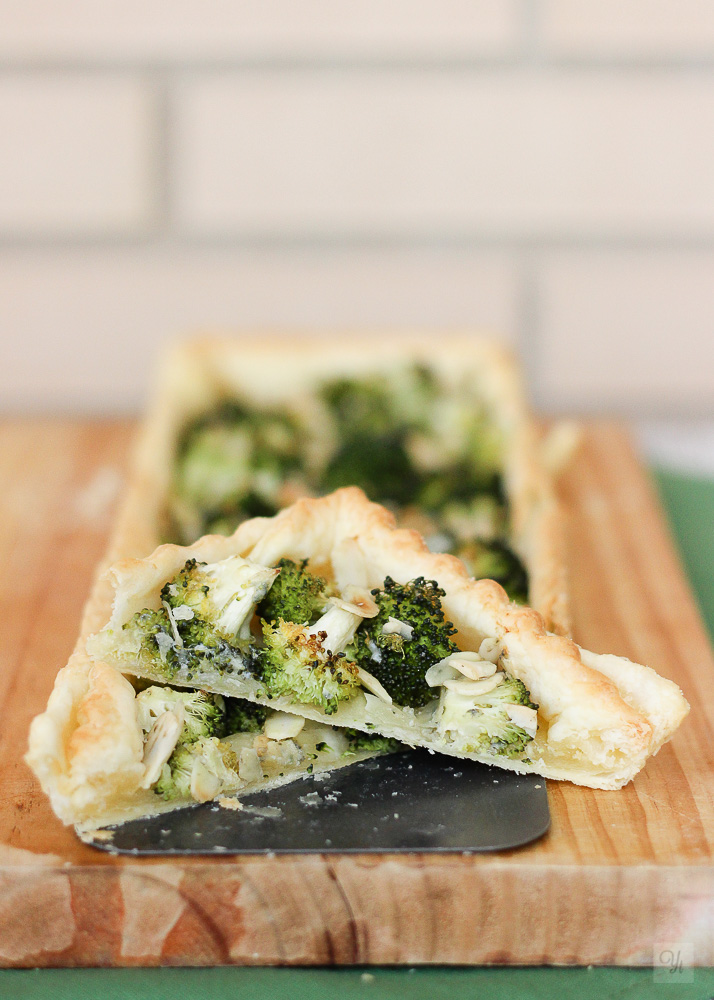 Quiche ligera de brócoli, queso azul y almendras