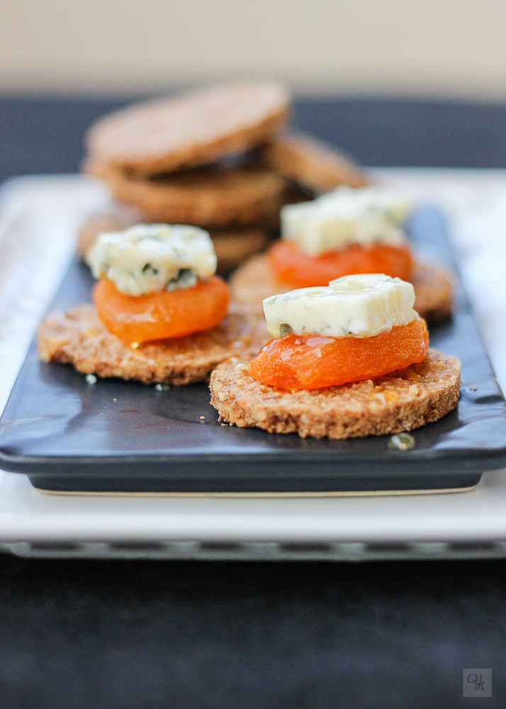 Cracker de nueces con orejones y queso azul