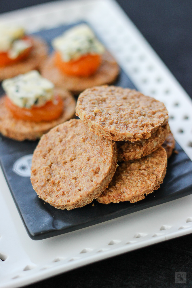 Cracker de nueces con orejones y queso azul