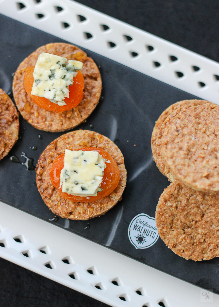 Cracker de nueces con orejones y queso azul