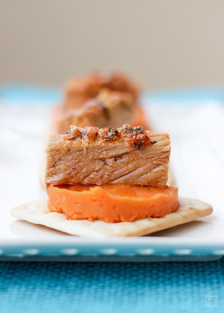 Tapa de batata y atún con molho cru