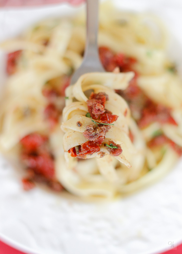 Pasta con anchoas, alcaparras y tomates secos