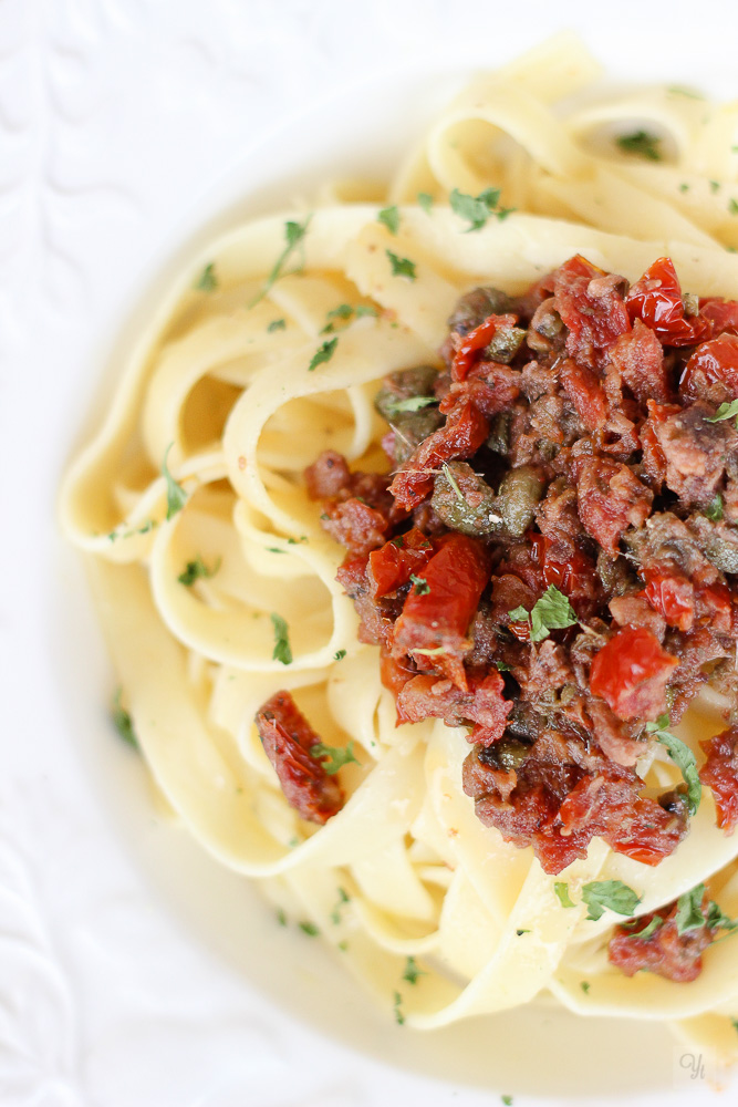 Pasta con anchoas, alcaparras y tomates secos