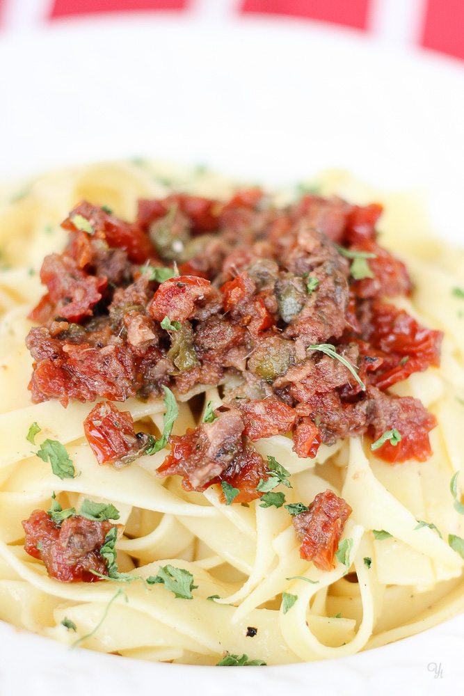 Pasta con anchoas, alcaparras y tomates secos