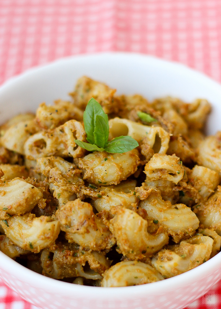 Pasta con aguacate y tomates en aceite