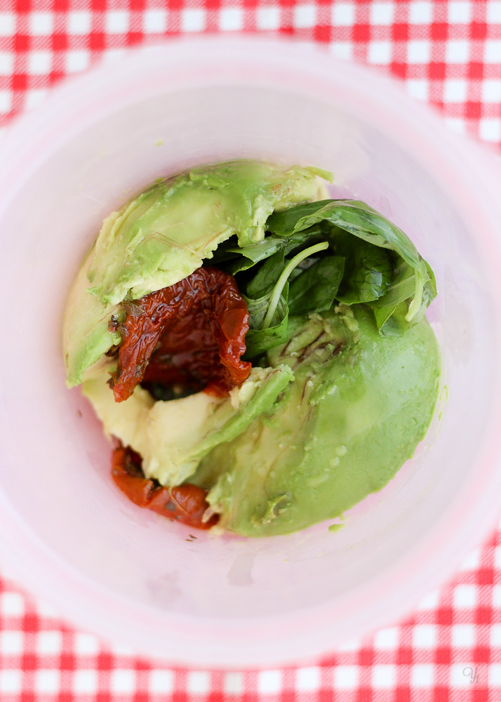 Pasta con aguacate y tomates en aceite