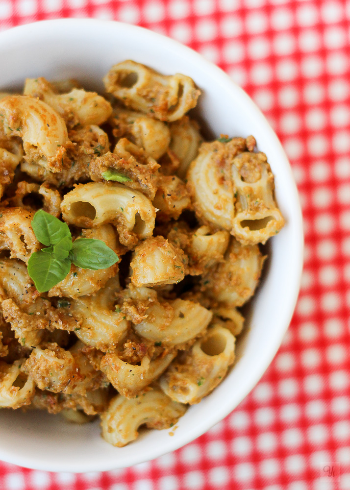 Pasta con aguacate y tomates en aceite