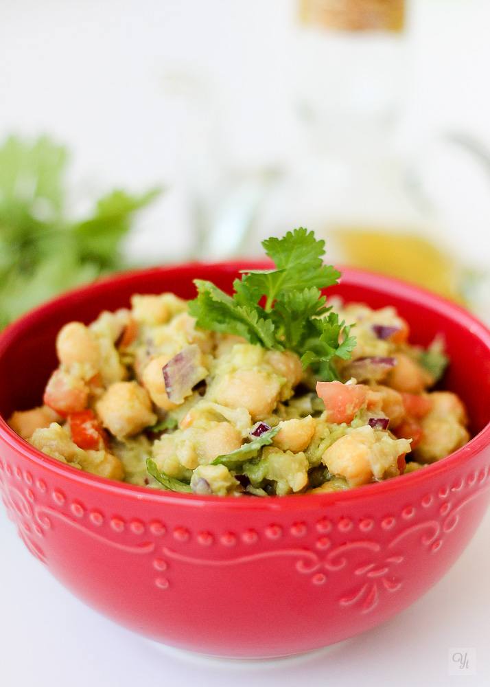 Ensalada de garbanzos con aguacate y cilantro