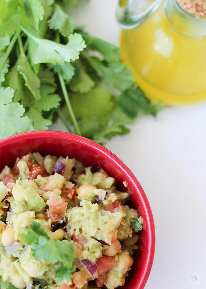 Ensalada de garbanzos con aguacate y cilantro