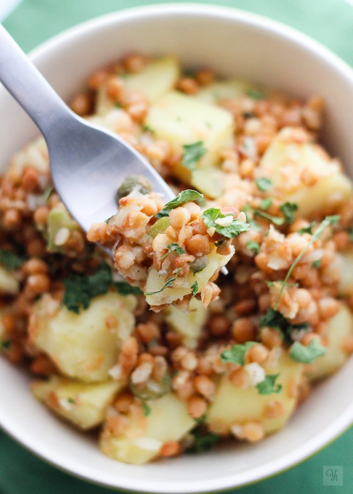 Ensalada de patatas, lentejas y encurtidos