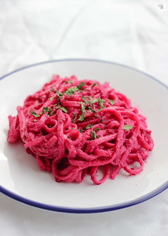 Pasta con salsa de garbanzos y remolacha