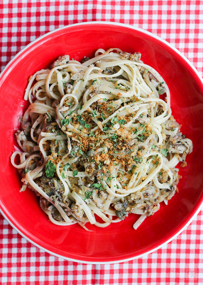 Pasta con sardinas, panko y alcaparras