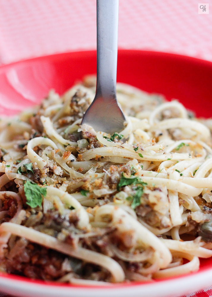 Pasta con sardinas, panko y alcaparras