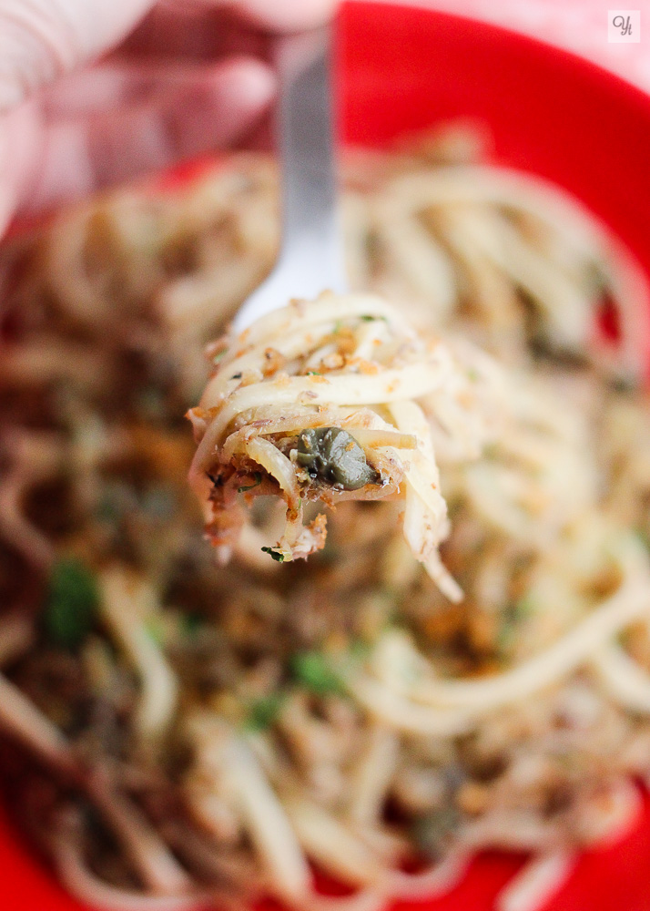 Pasta con sardinas, panko y alcaparras