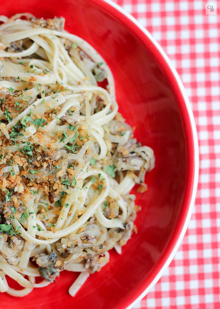 Pasta con sardinas, panko y alcaparras