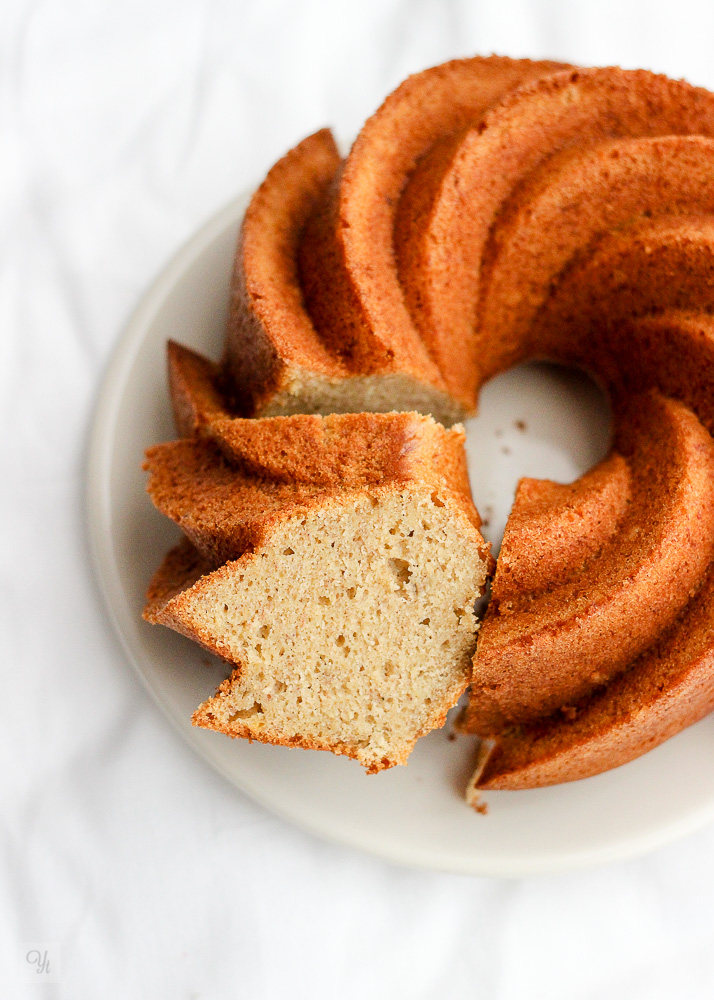 Bundt de plátano, cardamomo y canela