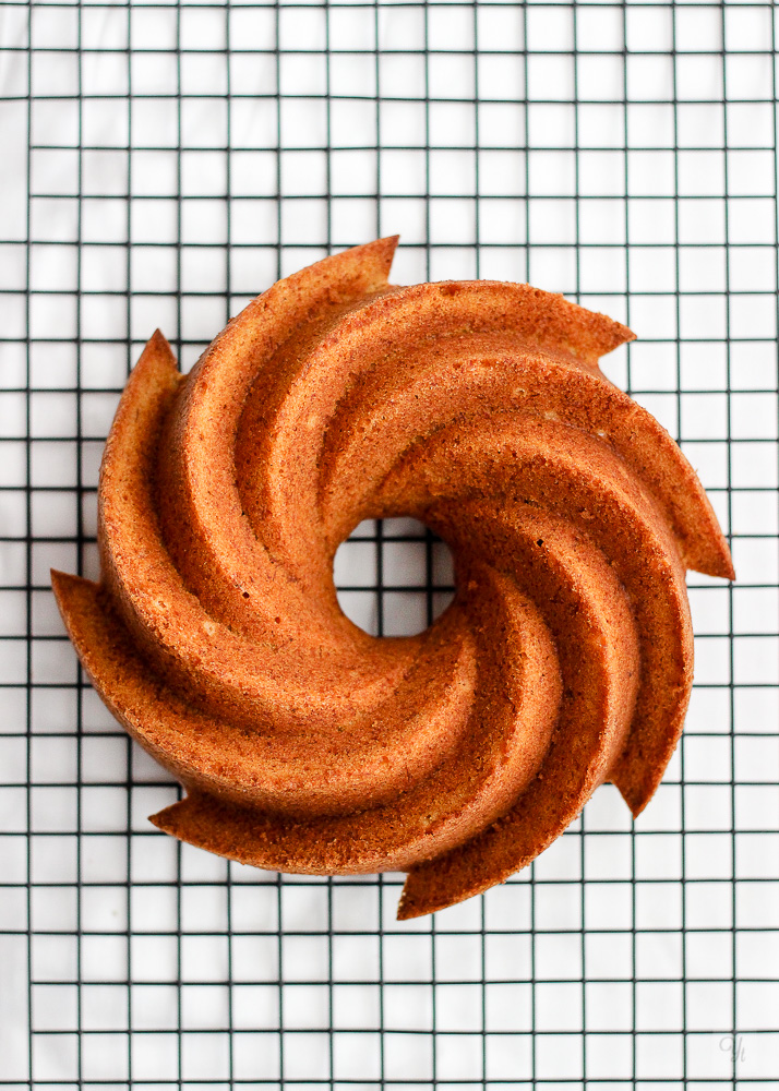 Bundt de plátano, cardamomo y canela