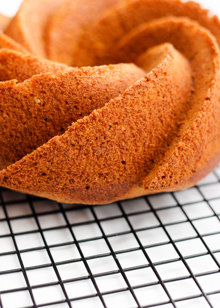 Bundt de plátano, cardamomo y canela