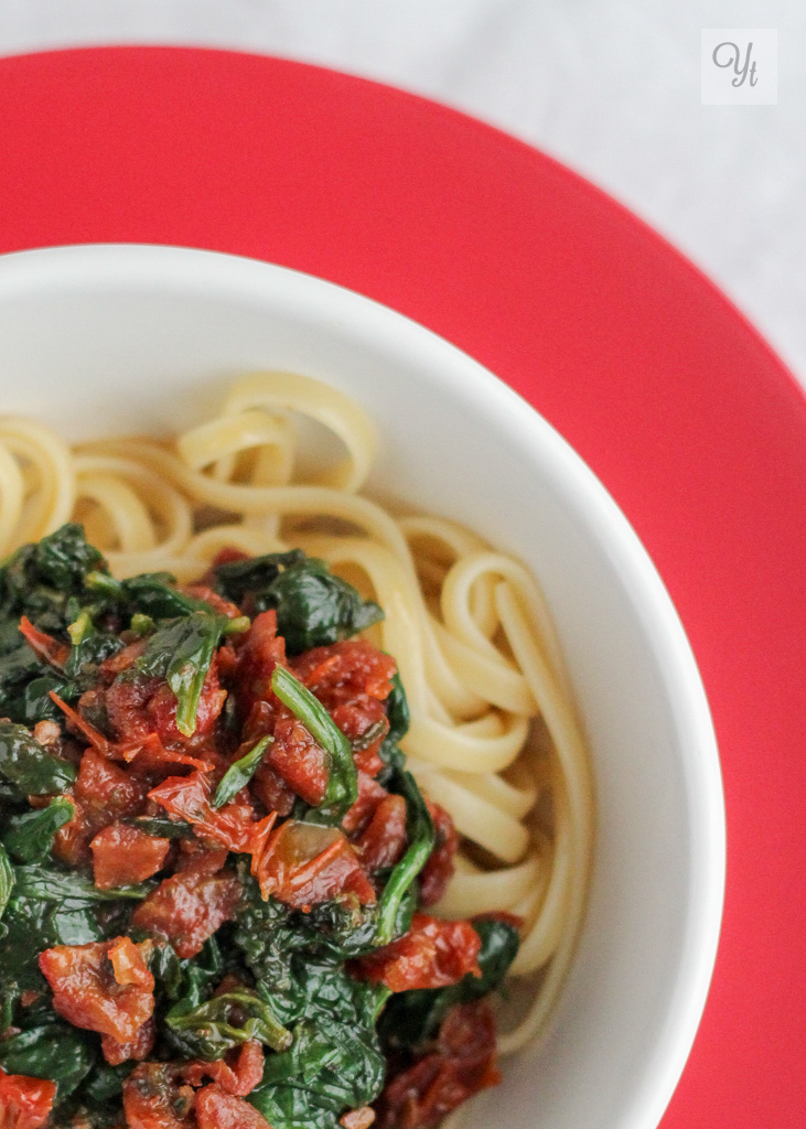 Pasta con espinacas y tomates en aceite