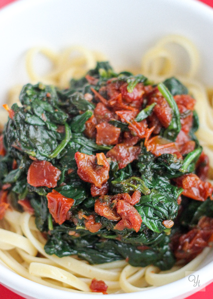 Pasta con espinacas y tomates en aceite