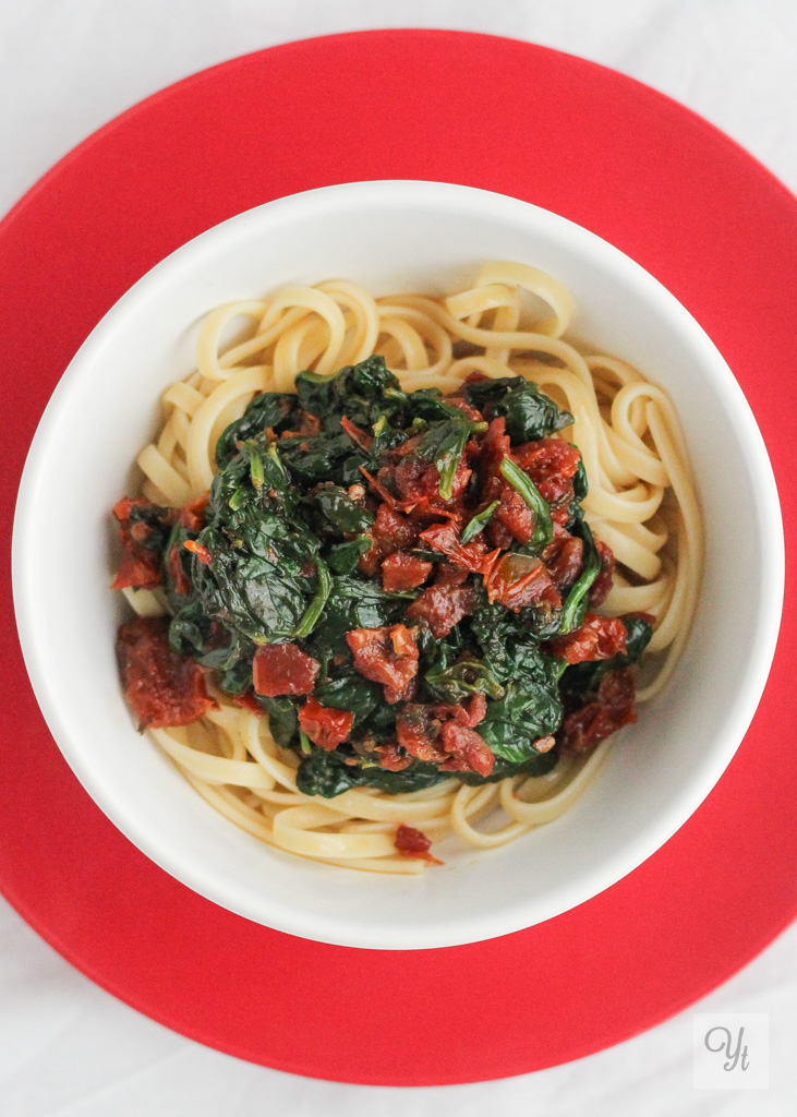 Pasta con espinacas y tomates en aceite